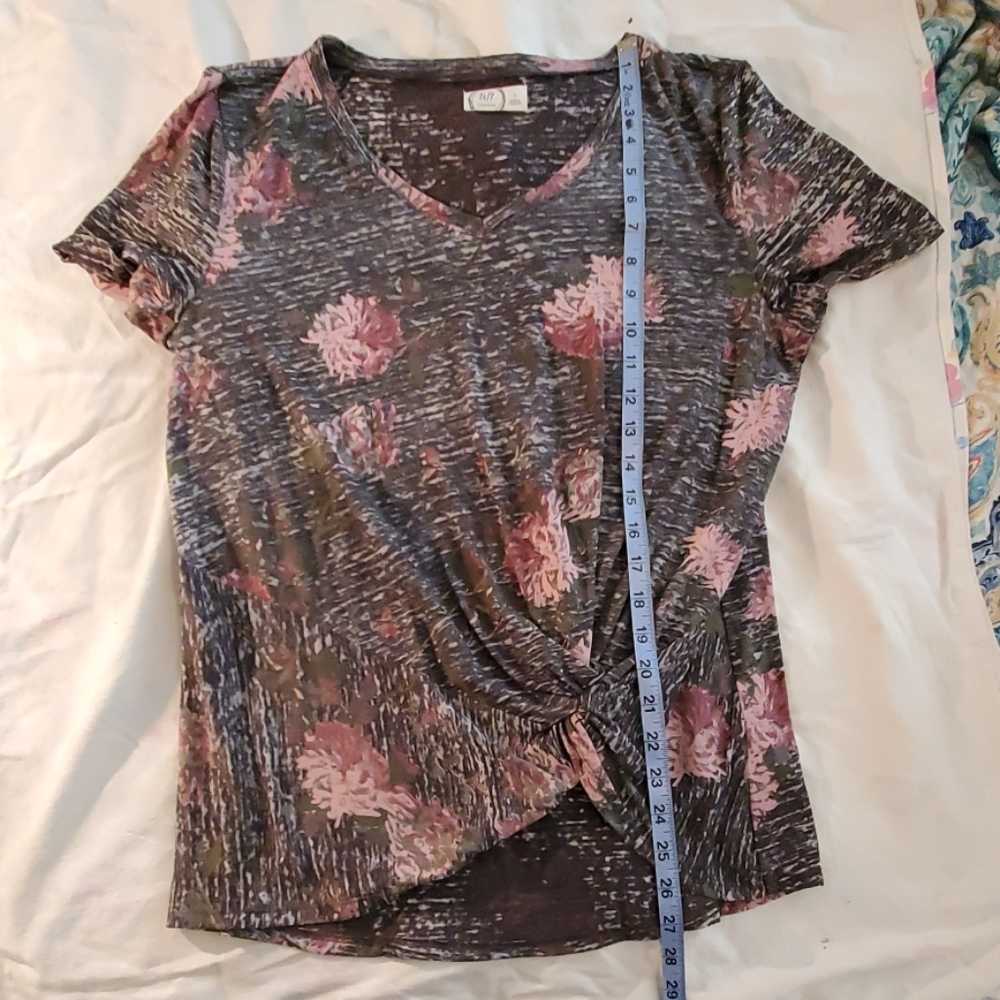 🤑Gray with Pink Flowers Tee with Knot in Front🤑